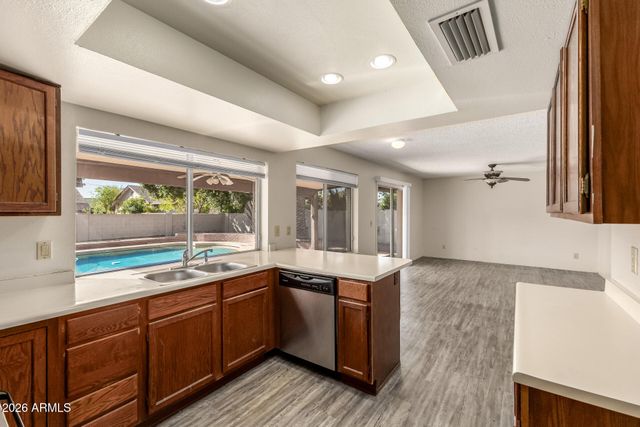 925 W MENDOZA Avenue, Mesa, AZ 85210