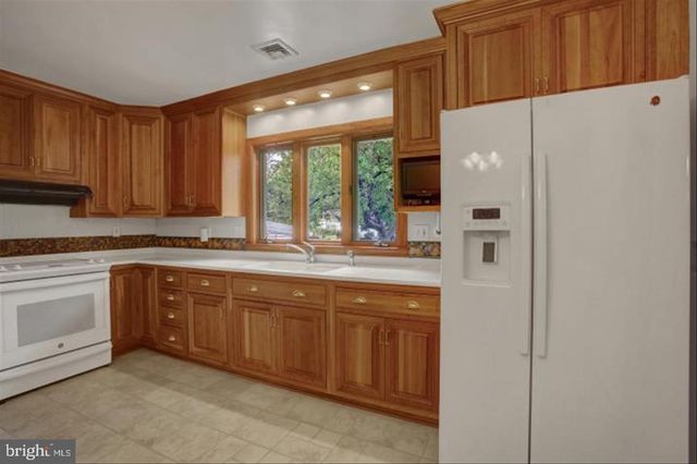 212 E WALNUT STREET, Shiremanstown, PA 17011