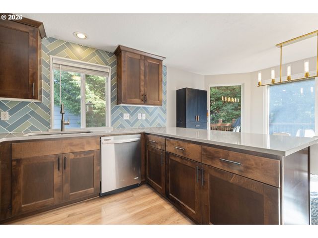 15821 Sw SUNDEW Dr, Portland, OR 97223