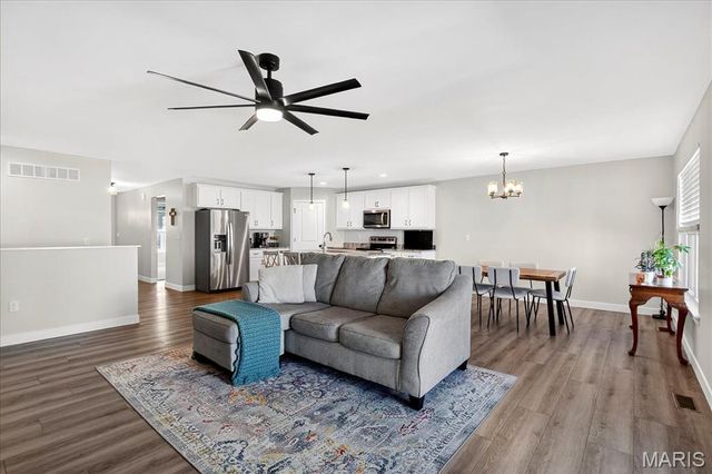 820 Applewood Creek Drive, Fairview Heights, IL 62208