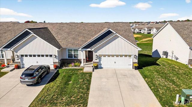 820 Applewood Creek Drive, Fairview Heights, IL 62208