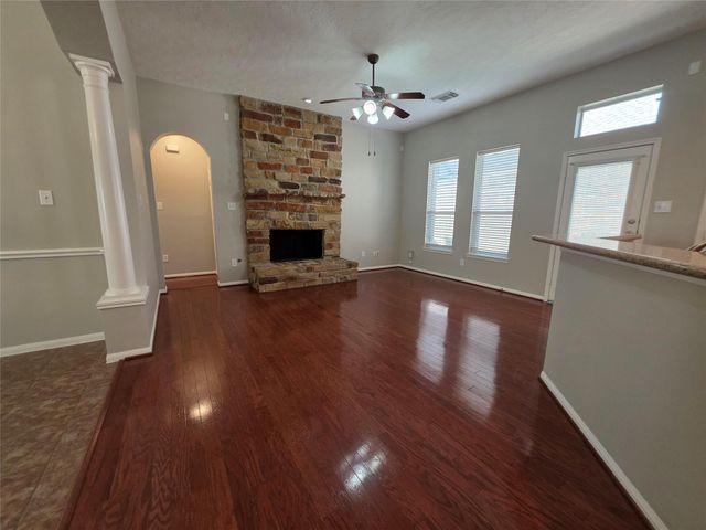 5221 Cottonwood Creek Lane, League City, TX 77573