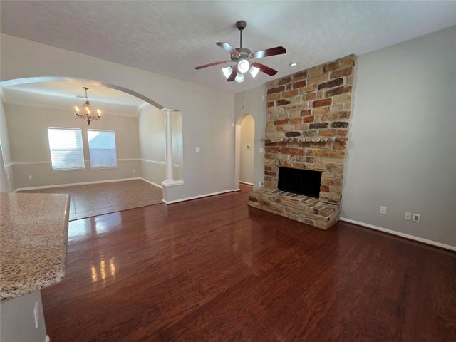 5221 Cottonwood Creek Lane, League City, TX 77573