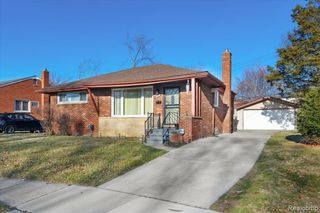 21840 E Ridgedale Street, Oak Park, MI 48237