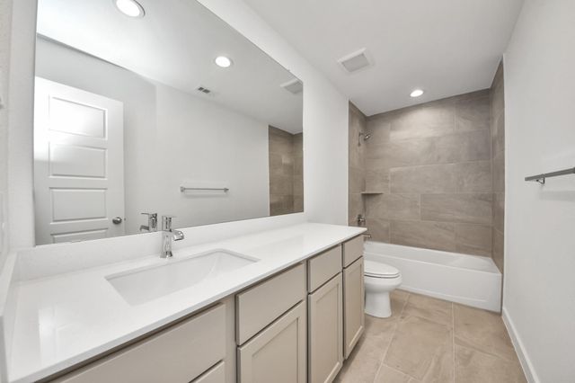 2114 Della Lakes Court, Fresno, TX 77545