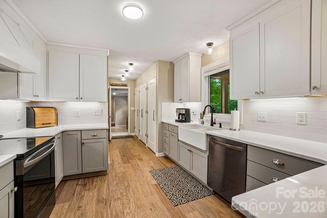 3229 N Bearwallow Road, Hendersonville, NC 28792