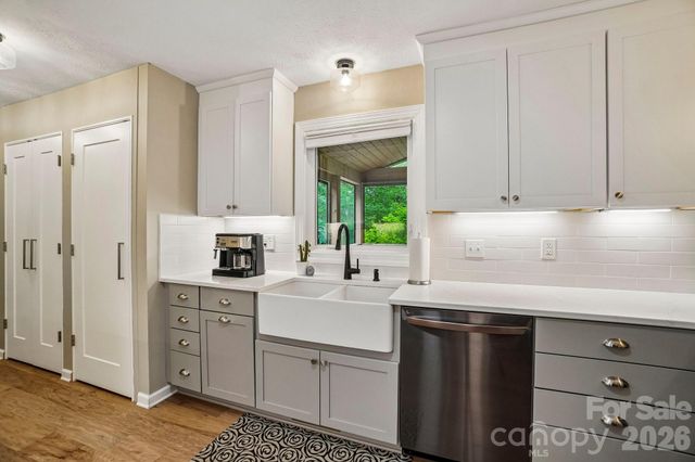 3229 N Bearwallow Road, Hendersonville, NC 28792