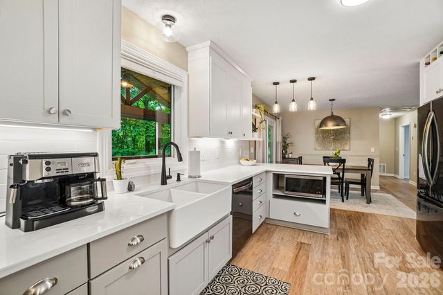 3229 N Bearwallow Road, Hendersonville, NC 28792