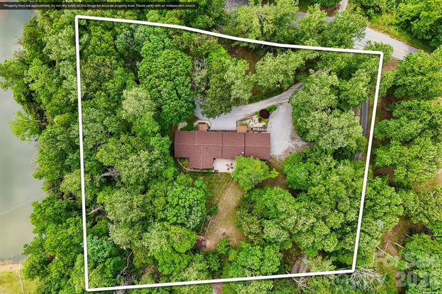 3229 N Bearwallow Road, Hendersonville, NC 28792