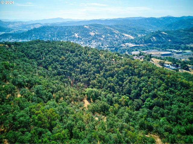 W Fairhill Ave 300, Roseburg, OR 97471