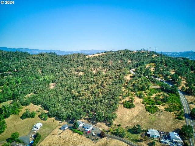 W Fairhill Ave 300, Roseburg, OR 97471