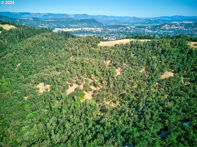 W Fairhill Ave 300, Roseburg, OR 97471