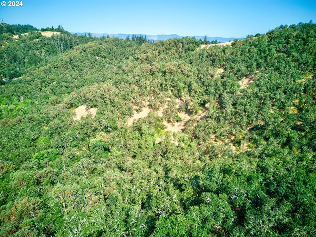 W Fairhill Ave 300, Roseburg, OR 97471