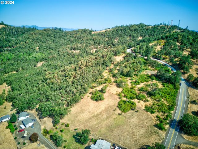 W Fairhill Ave 300, Roseburg, OR 97471