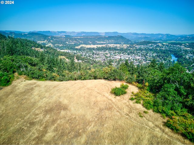 W Fairhill Ave 300, Roseburg, OR 97471