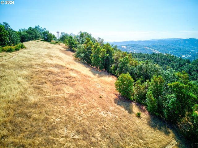 W Fairhill Ave 300, Roseburg, OR 97471