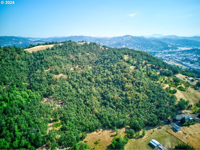 W Fairhill Ave 300, Roseburg, OR 97471