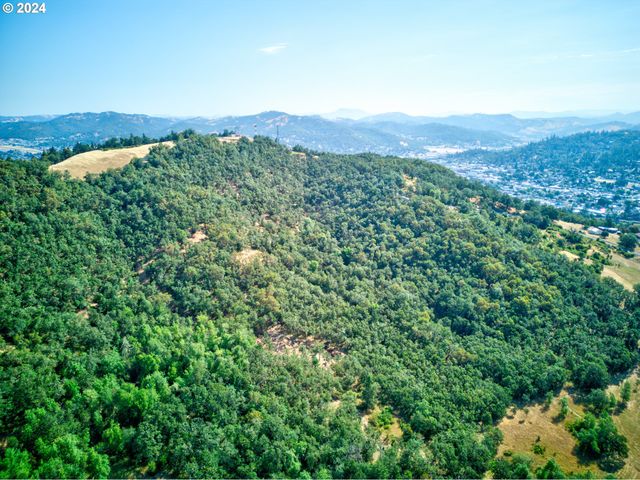 W Fairhill Ave 300, Roseburg, OR 97471