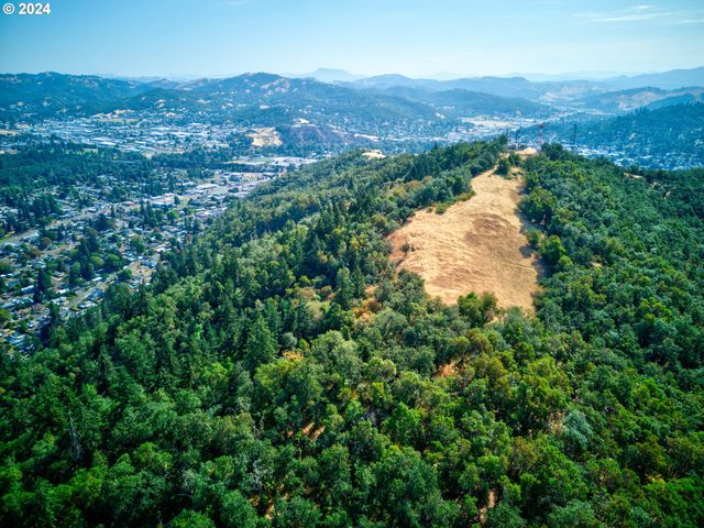 W Fairhill Ave 300, Roseburg, OR 97471