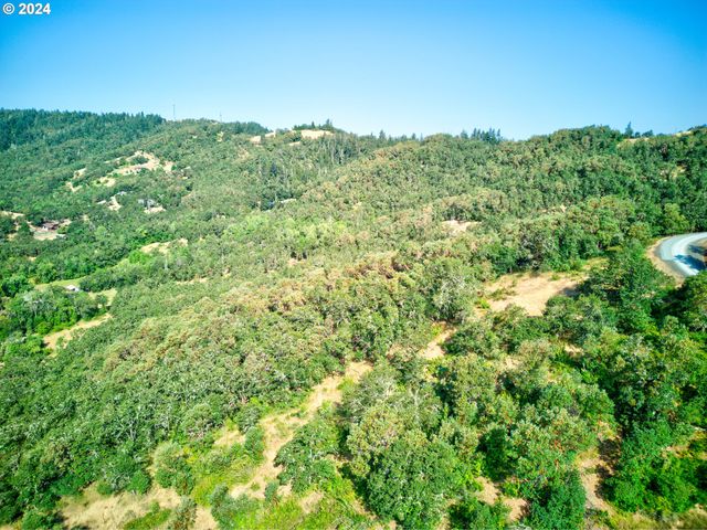 W Fairhill Ave 300, Roseburg, OR 97471