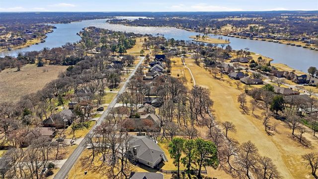 231 Cayuga Trail, Lake Kiowa, TX 76240