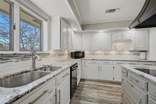 231 Cayuga Trail, Lake Kiowa, TX 76240