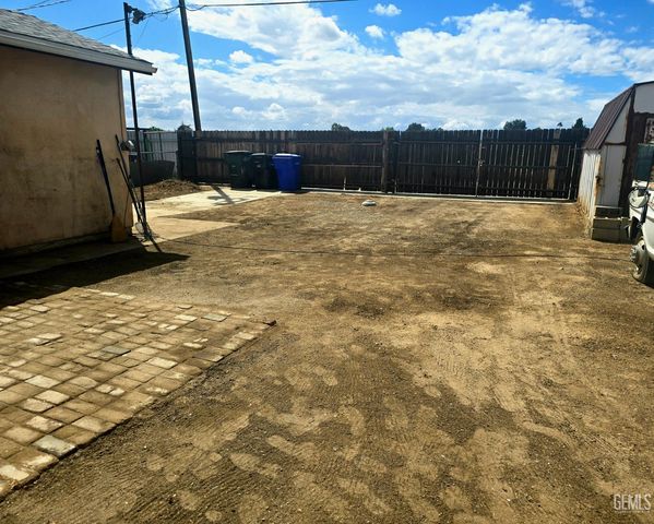 1108 Fairfax Road, Bakersfield, CA 93306