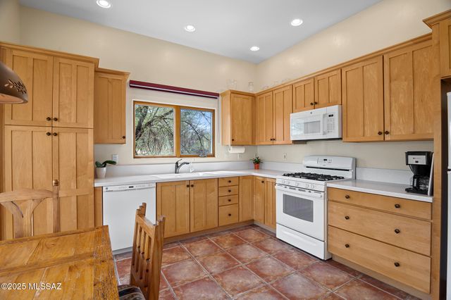 835 W Waterview Drive, Green Valley, AZ 85614