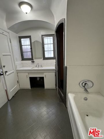 4010 W Adams Boulevard, Los Angeles, CA 90018