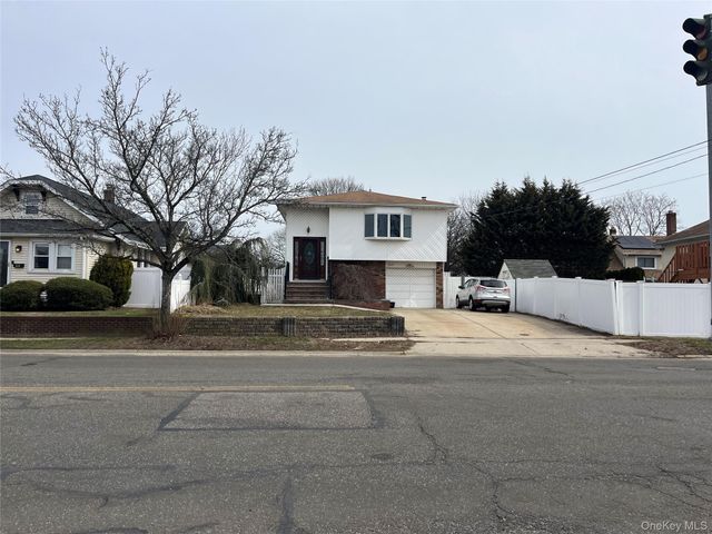 630 S Wellwood Avenue, Lindenhurst, NY 11757