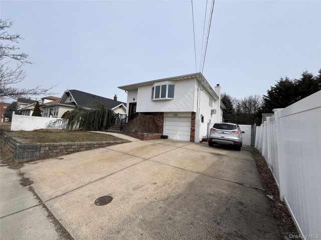 630 S Wellwood Avenue, Lindenhurst, NY 11757