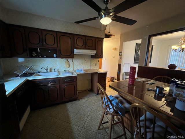 630 S Wellwood Avenue, Lindenhurst, NY 11757