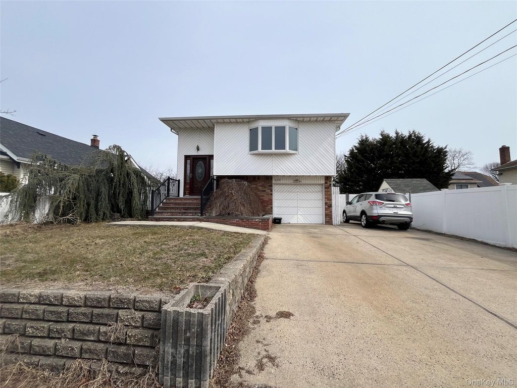 630 S Wellwood Avenue, Lindenhurst, NY 11757