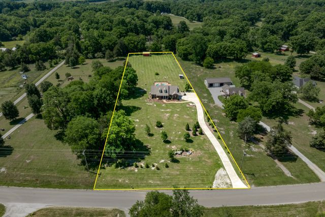 1412 Iron Bridge Rd, Columbia, TN 38401