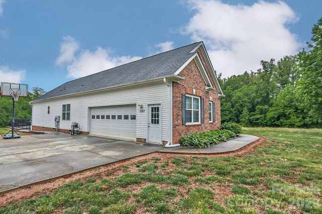 3127 Yorkshire Lane, Boonville, NC 27011