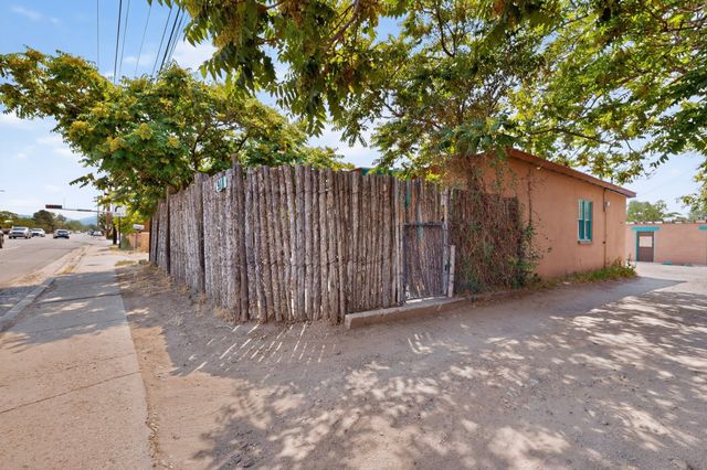 918 Hickox, Santa Fe, NM 87505