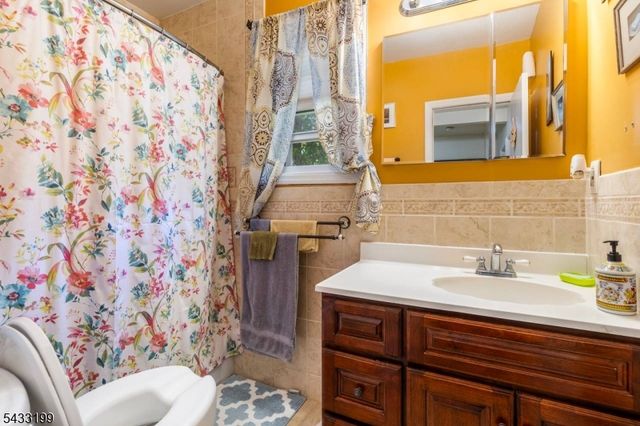 54 Bedford Ave, Teaneck Twp., NJ 07666