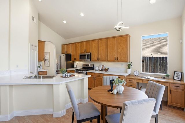 848 Morningside Dr, Folsom, CA 95630