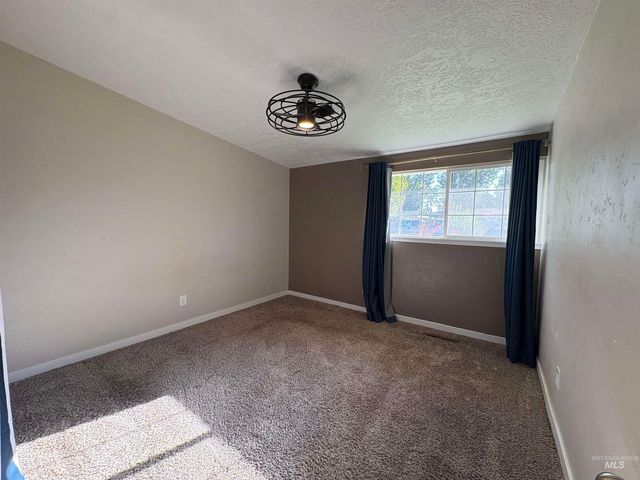 1521 N Plateau Ave, Caldwell, ID 83605