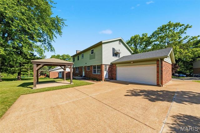 10246 Gregory Court, St Louis, MO 63128