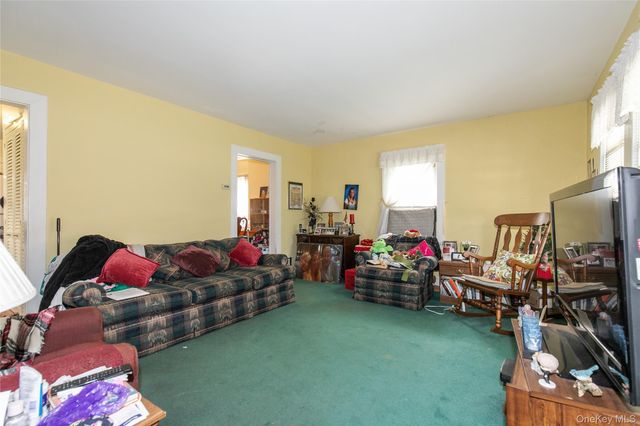 48 Saint Marks Place, Roslyn Heights, NY 11577