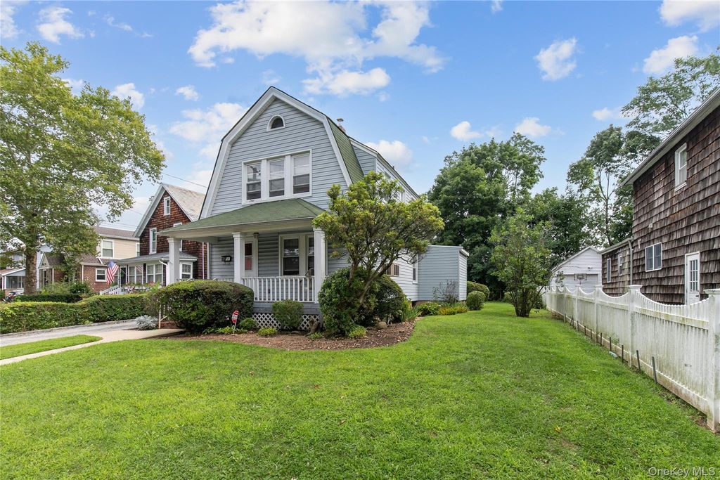 48 Saint Marks Place, Roslyn Heights, NY 11577 — exterior