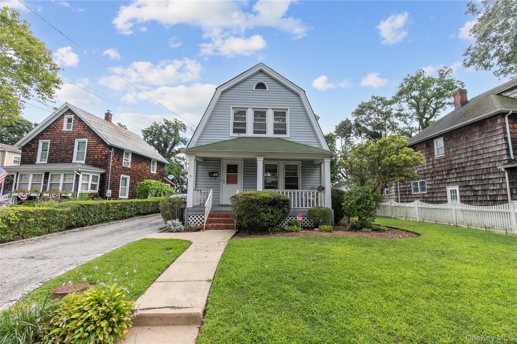 48 Saint Marks Place, Roslyn Heights, NY 11577 — photo 2