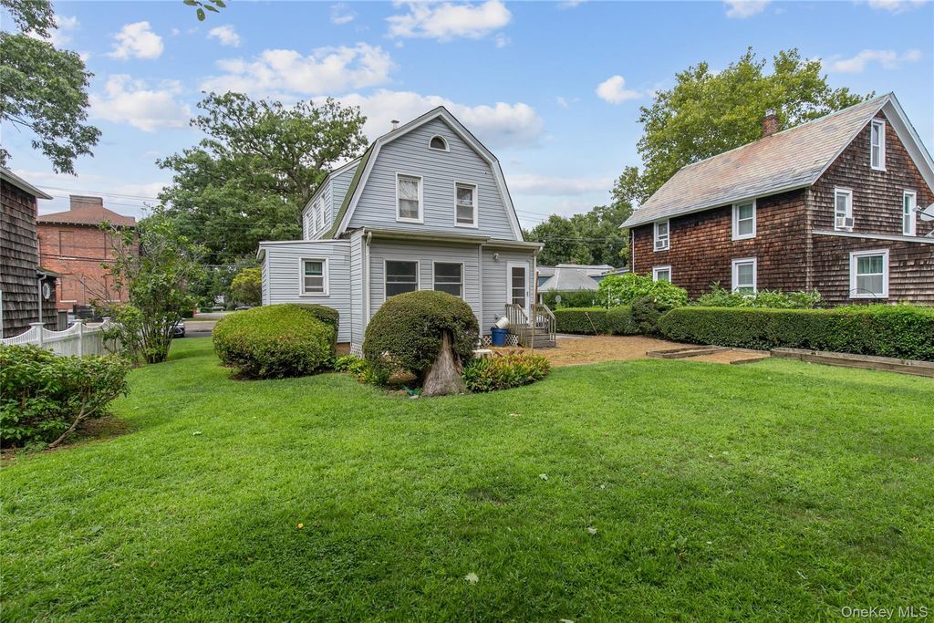 48 Saint Marks Place, Roslyn Heights, NY 11577 — photo 3