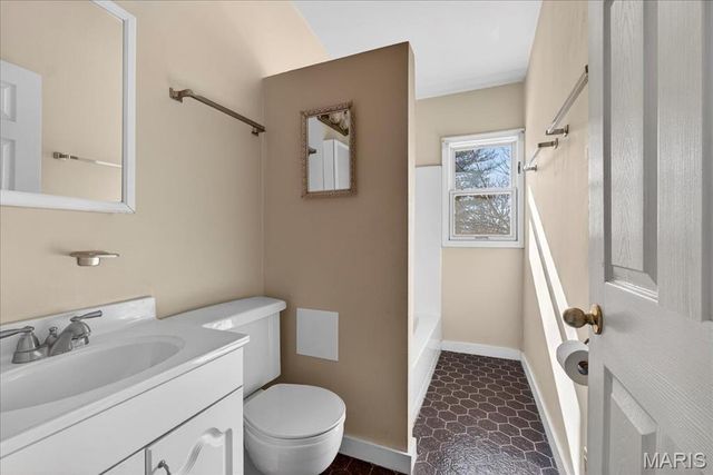 938 Hawbrook Road, Glendale, MO 63122