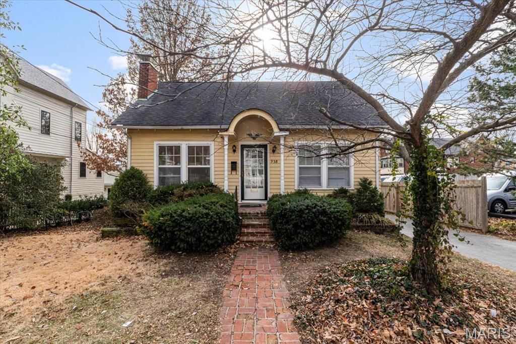 938 Hawbrook Road, Glendale, MO 63122