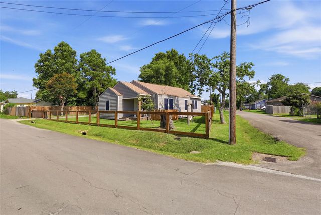 515 Riggs Street, Baytown, TX 77520
