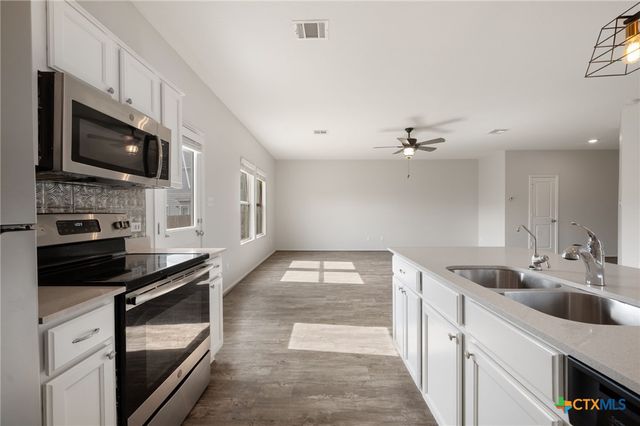 817 Circle Way, Jarrell, TX 76537