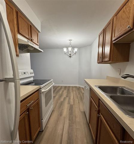 28187 Raleigh Crescent Dr, Chesterfield, MI 48051