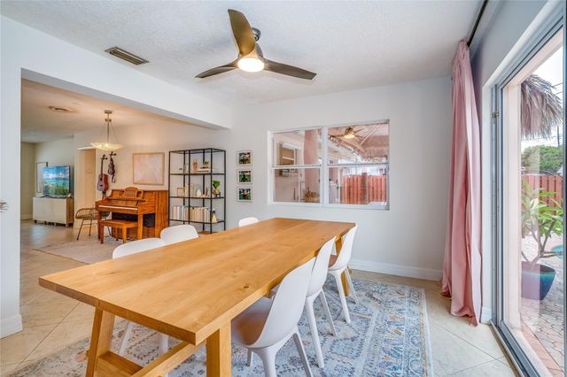 1512 E Hawthorne Cir, Hollywood, FL 33021